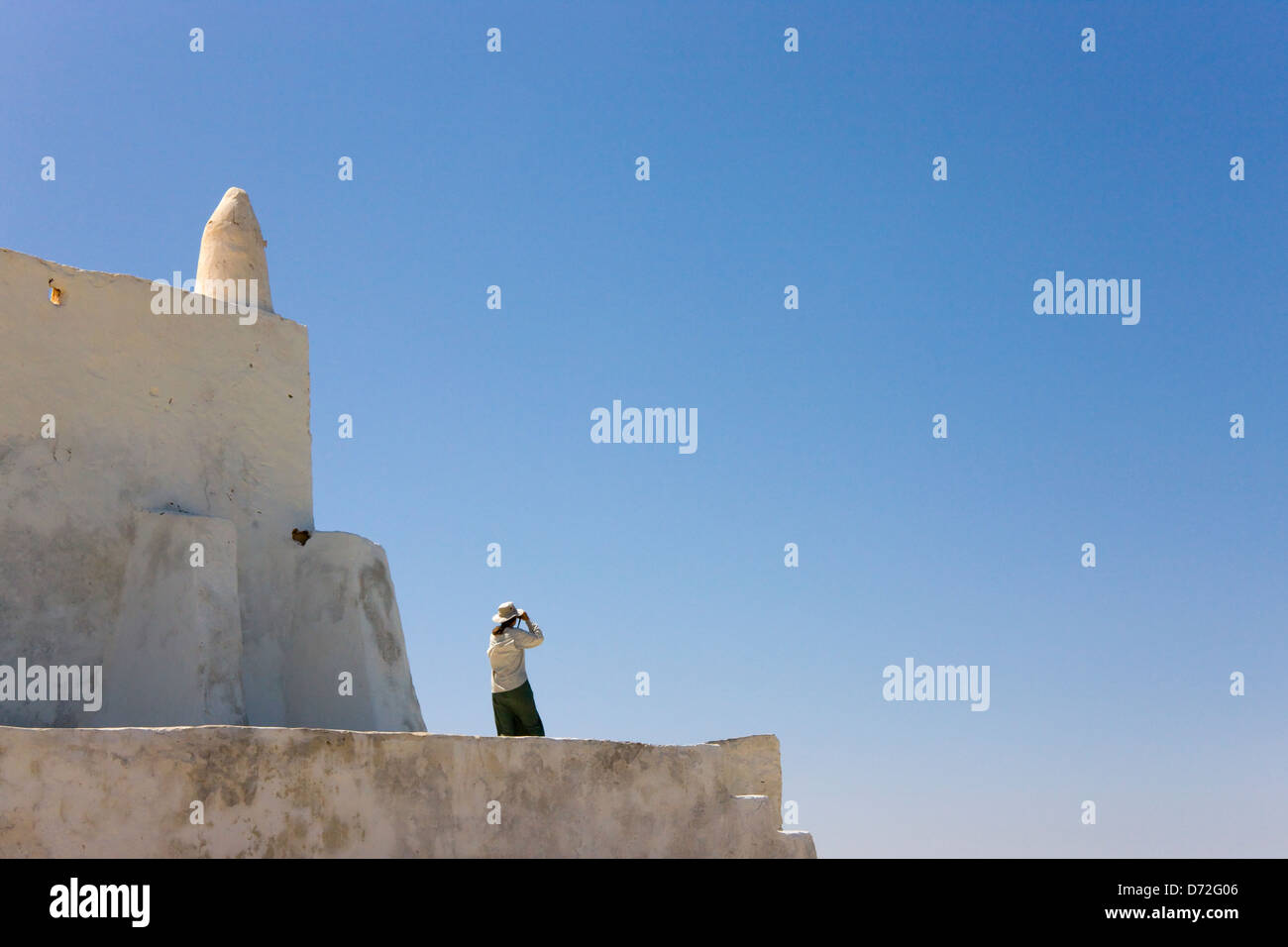 Touristen auf Moschee und Schule, Djerba, Tunesien Stockfoto