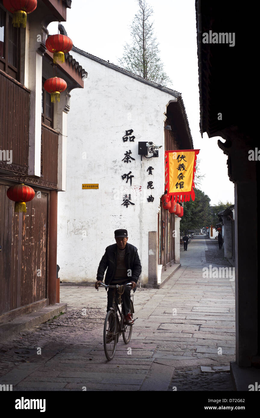 Eine Mann Zyklen entlang Pingjianglu in den frühen Morgen Ruhe, Suzhou, China Stockfoto