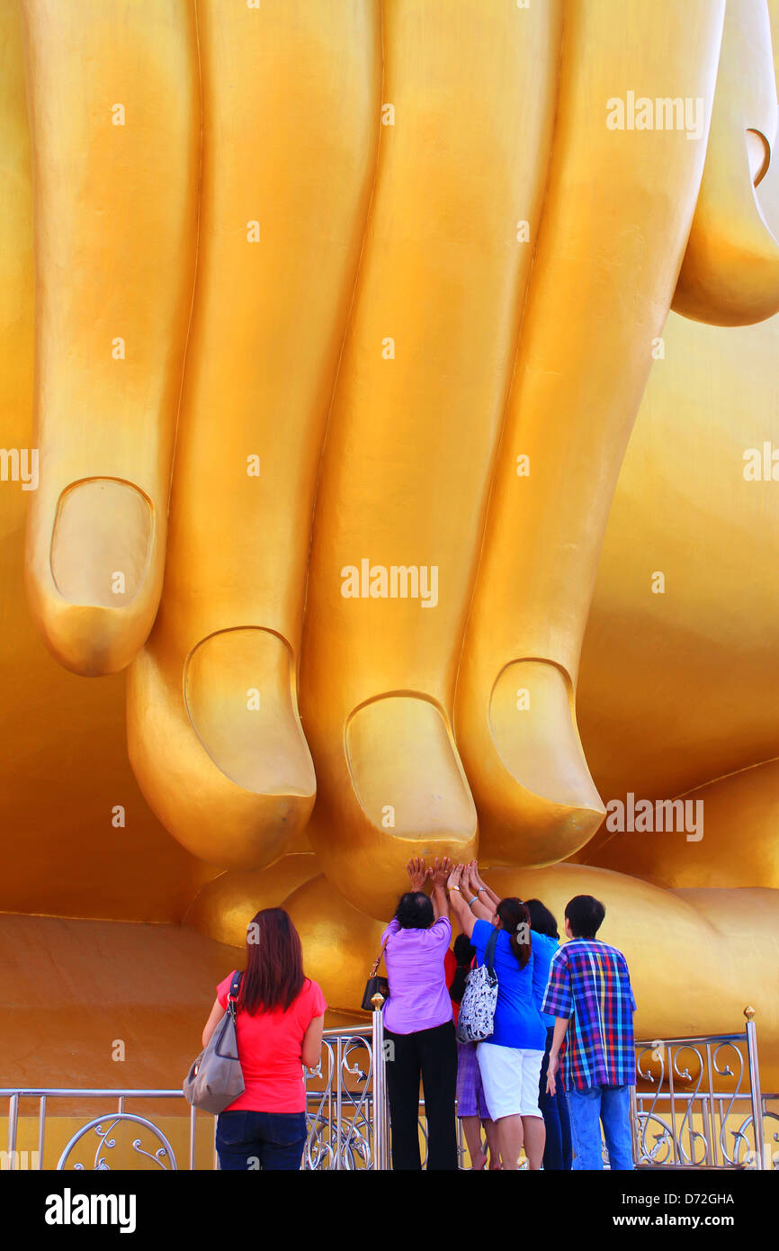 Große hand Buddha am Wat Muang Lop Buri in Thailand Stockfoto