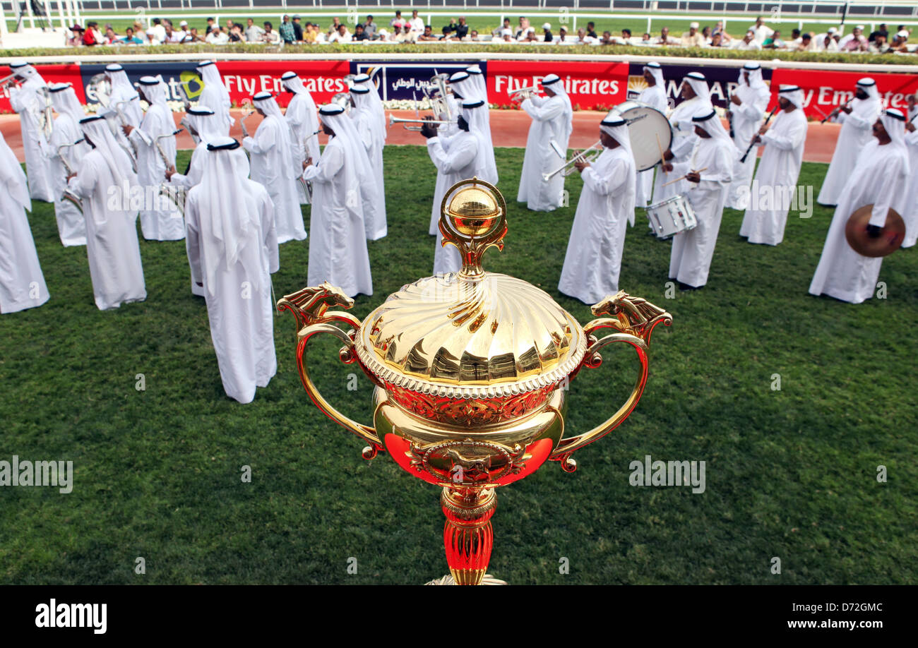 Dubai, Vereinigte Arabische Emirate, Orchester und Trophäe für den Sieger im Dubai World Cup Stockfoto