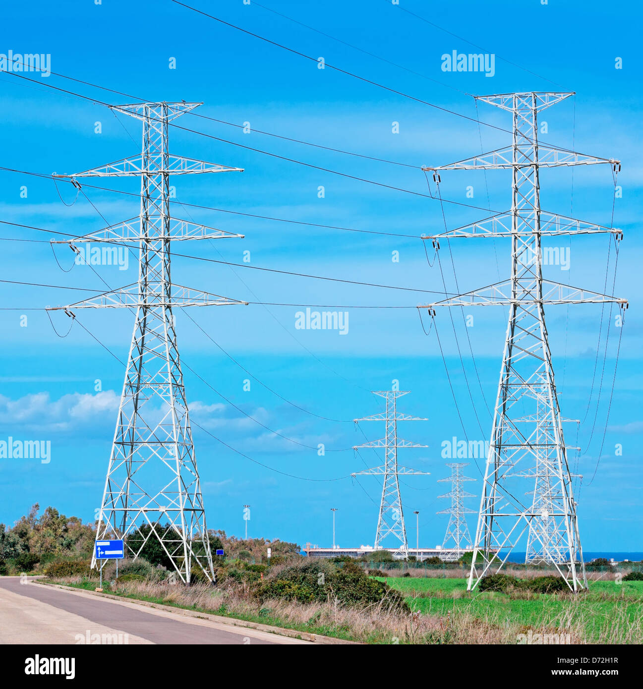 zwei elektrische Masten an einem klaren Tag Stockfoto