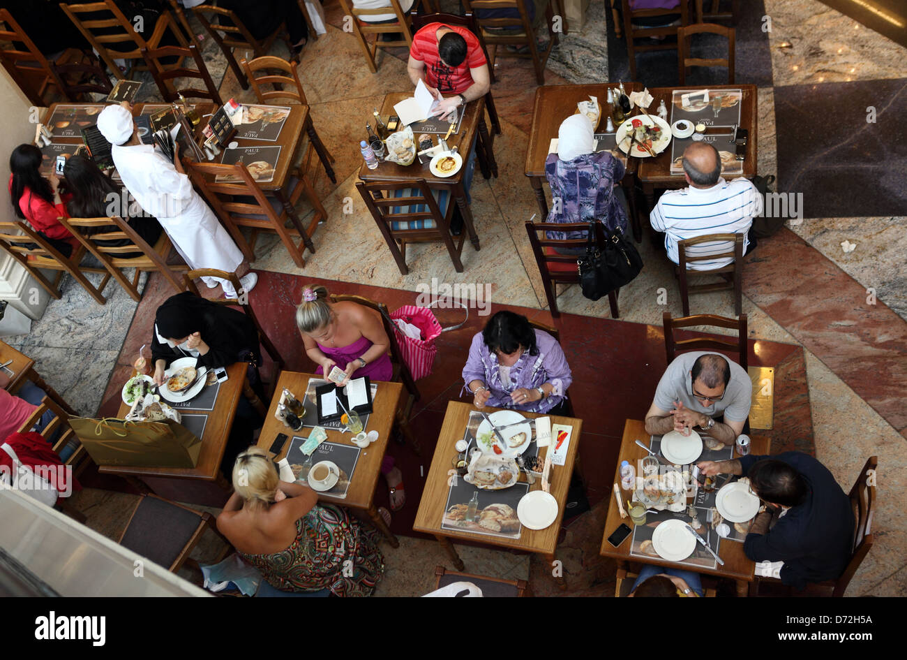 Dubai, Vereinigte Arabische Emirate, Menschen in das Restaurant Paul in der Dubai Mall Stockfoto