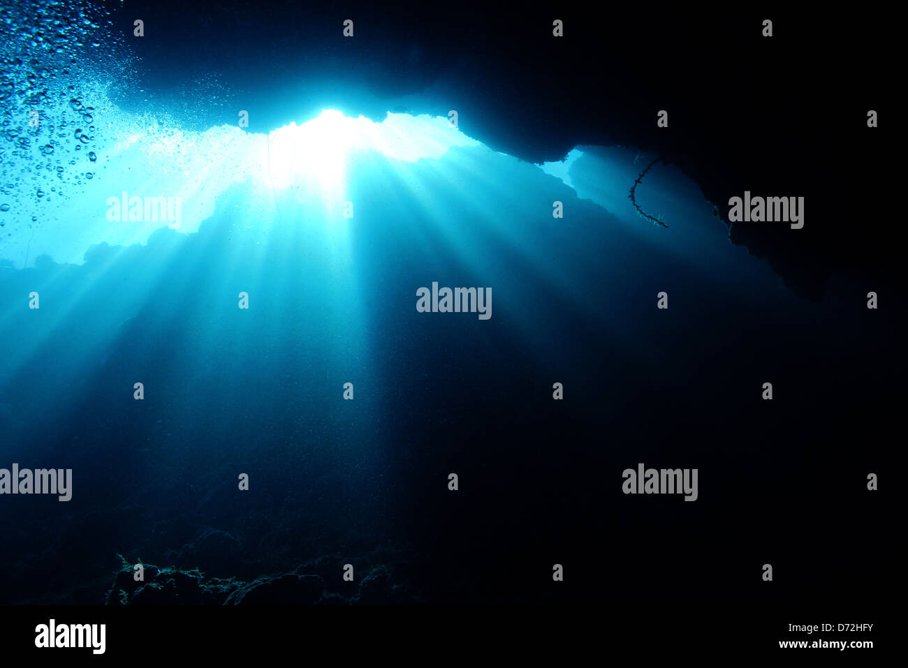 Sonnenstrahlen durchbrechen, Unterwasser, Bunaken, Indonesien Stockfoto