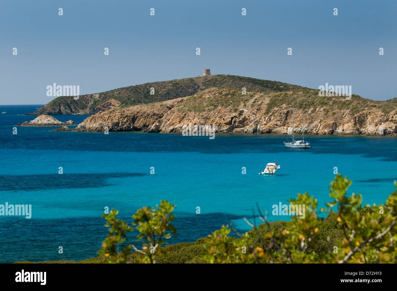 Klaren, türkisfarbenen Wasser des Meeres mit Yachten in Moor an der Küste in der Nähe von Strand von Tuerredda, Teulada, Cagliari, Sardinien, Italien Stockfoto