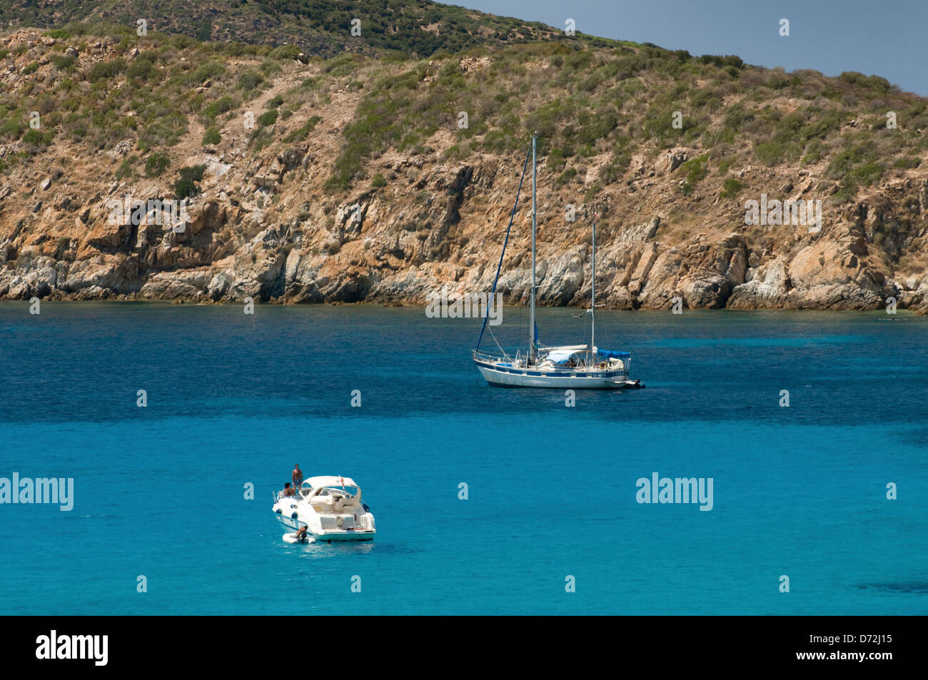 Klaren, türkisfarbenen Wasser des Meeres mit Yachten in Moor an der Küste in der Nähe von Strand von Tuerredda, Teulada, Cagliari, Sardinien, Italien Stockfoto