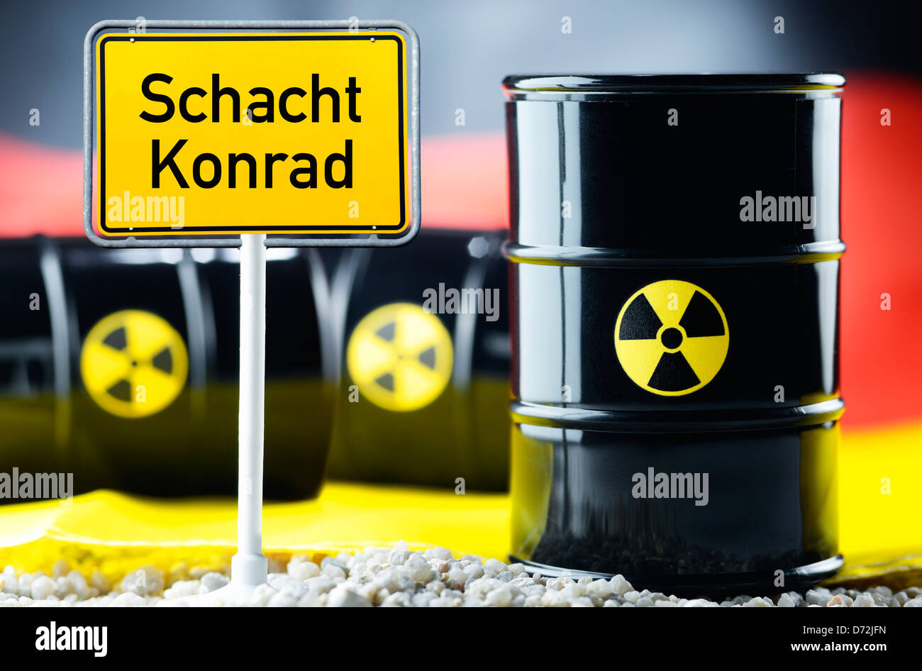 Drei nukleare Abfälle Fässer vor eine Deutschland Fahne und lokale Zeichen mit Label Schacht Konrad Stockfoto