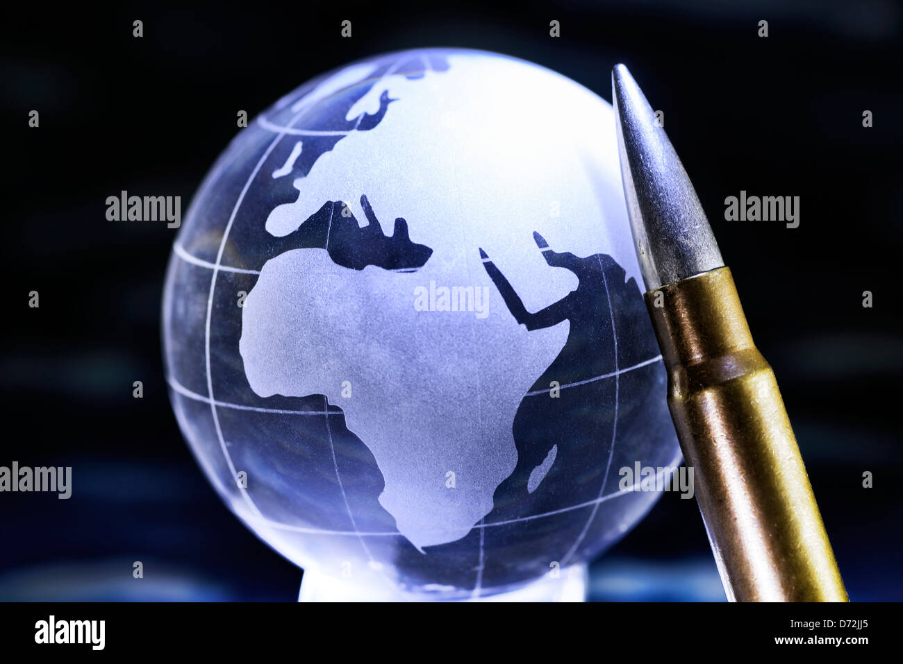 Globus und Pistole Patrone, symbolische Foto macht und Krieg Stockfoto