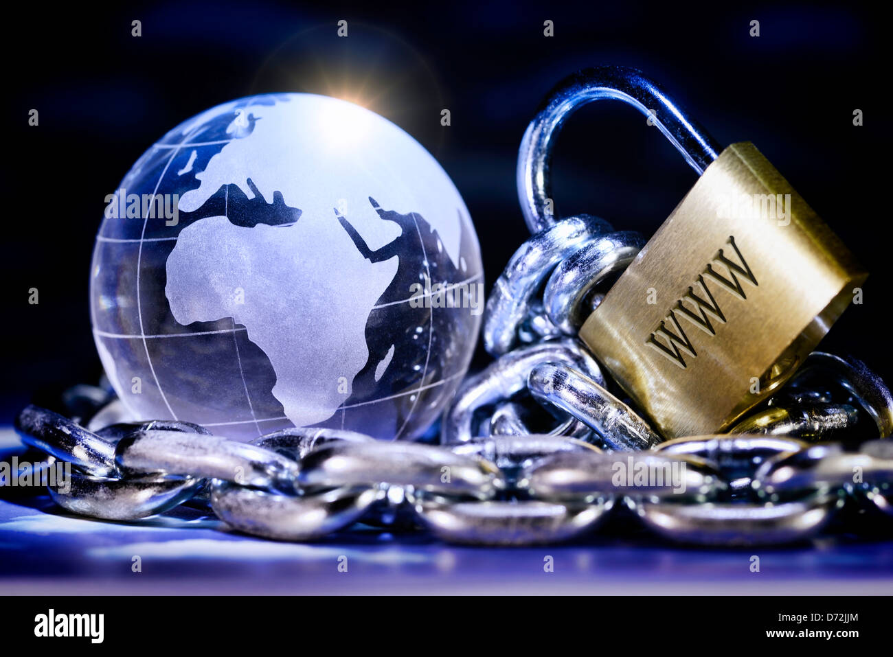 Globus mit Vorhängeschloss, symbolische Foto Sicherheit Stockfoto