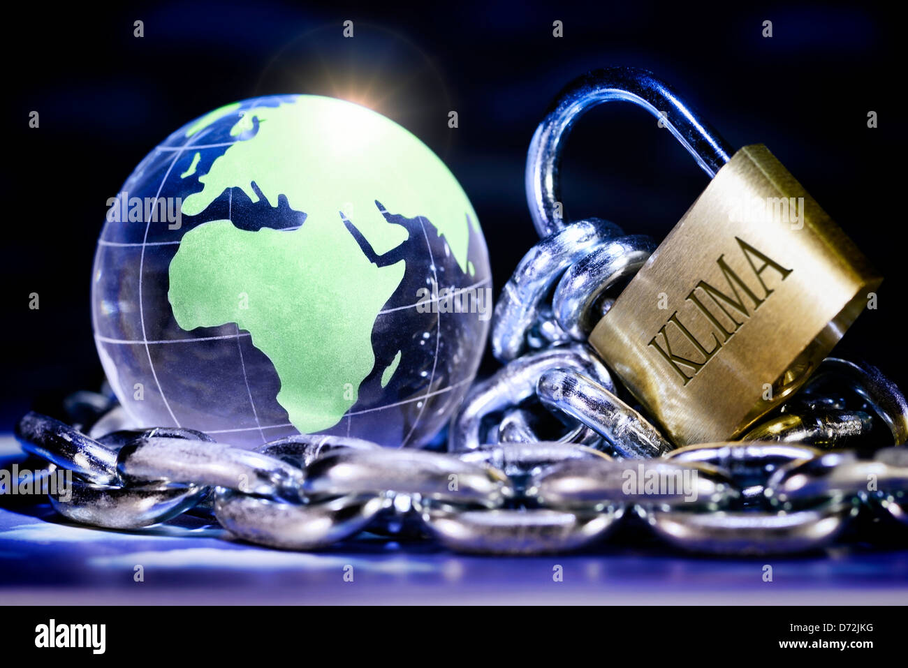 Globus mit Vorhängeschloss, symbolische Foto Klimaschutz Stockfoto