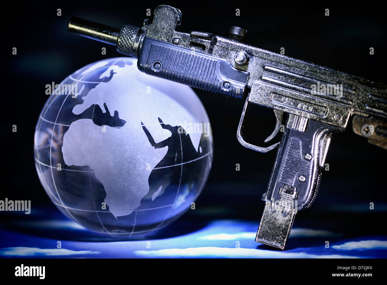Globus und Maschinengewehr, symbolische Foto macht und Krieg Stockfoto