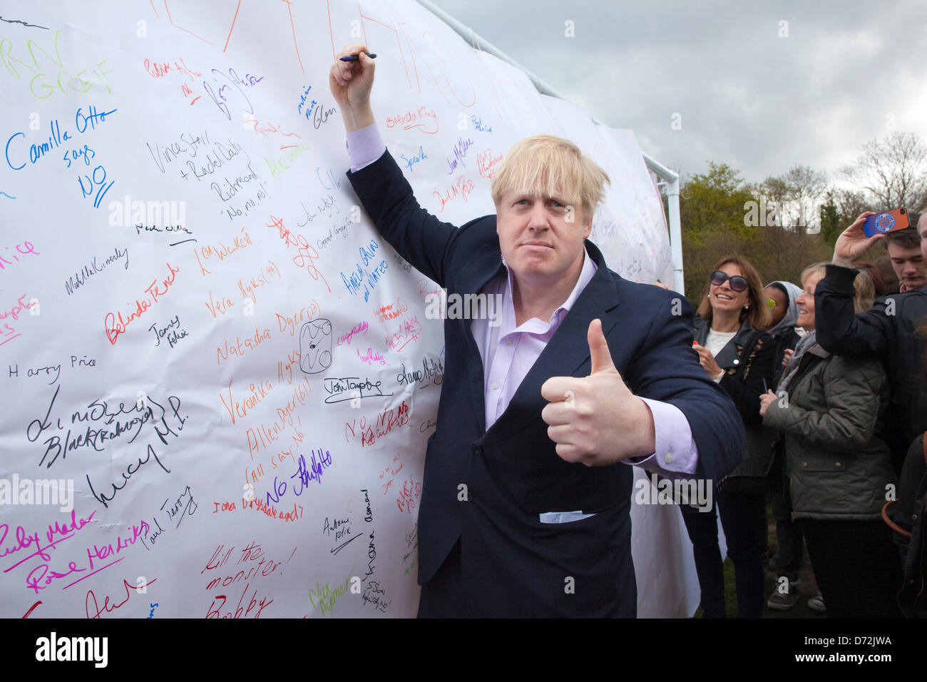 Barnes, London, UK. 27. April 2013.Anti Heathrow Expansion Rallye in Barnes. Boris Johnson Unterzeichnung der Petition in Barn Elms Spielfelder in Barnes, South West London, wo Boris Johnson am anti-Heathrow Expansion Rallye sprach von Zac Goldsmith und Richmond Council.Credit organisiert: Jeff Gilbert/Alamy Live Stockfoto