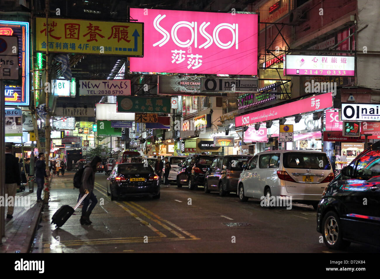 Hong Kong, China, Straßenszene im Bezirk Causeway Bay in der Nacht Stockfoto