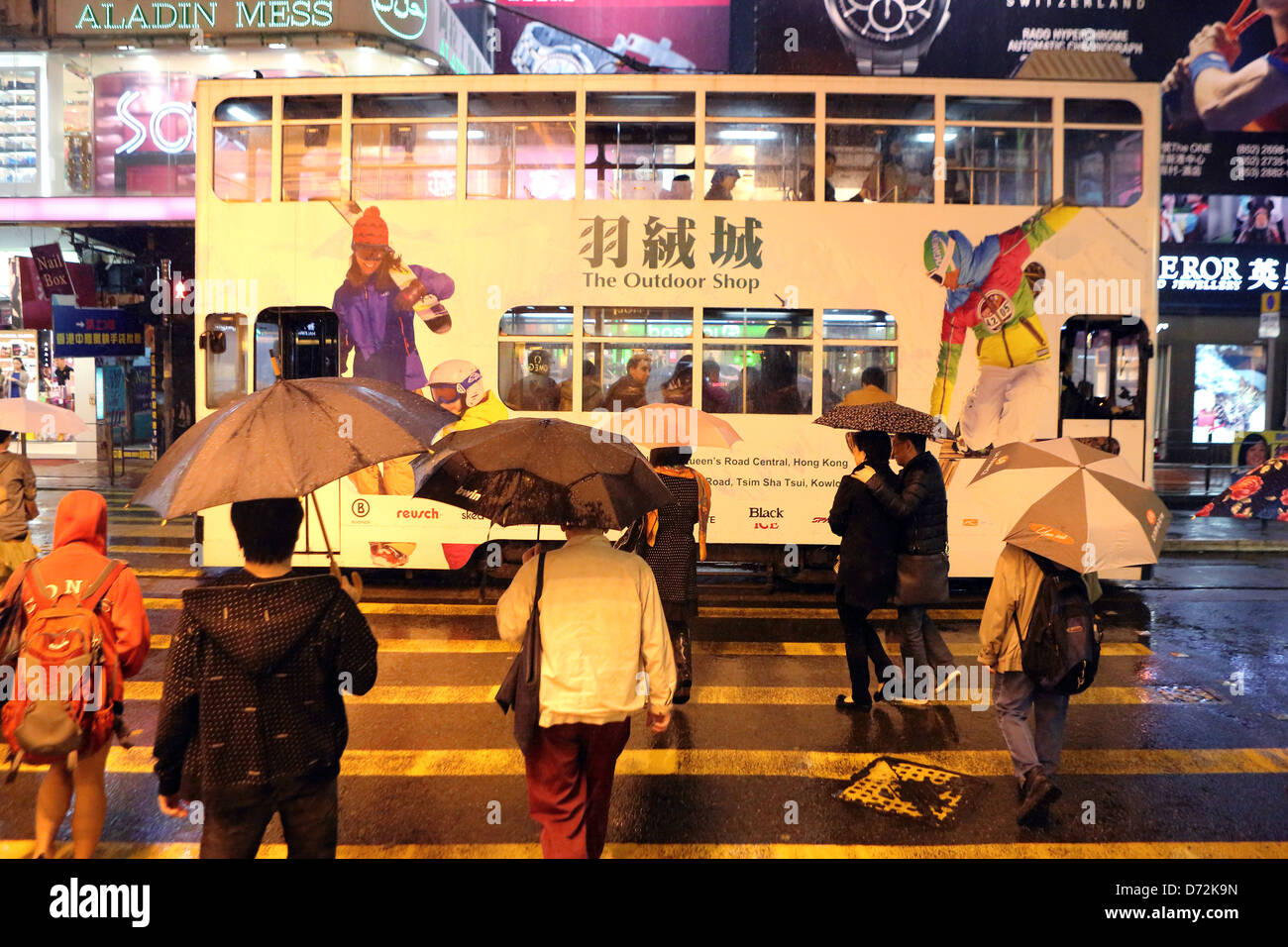 Hong Kong, China, Menschen überqueren eine Straße im Regen Stockfoto