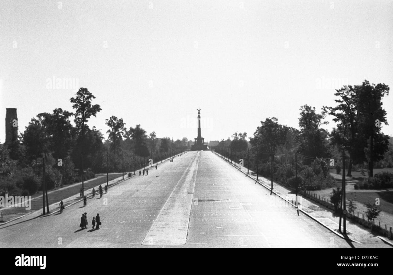 Berlin, Deutschland, Blick von der Ost-West-Achse an der Siegessäule am großen Stern Stockfoto