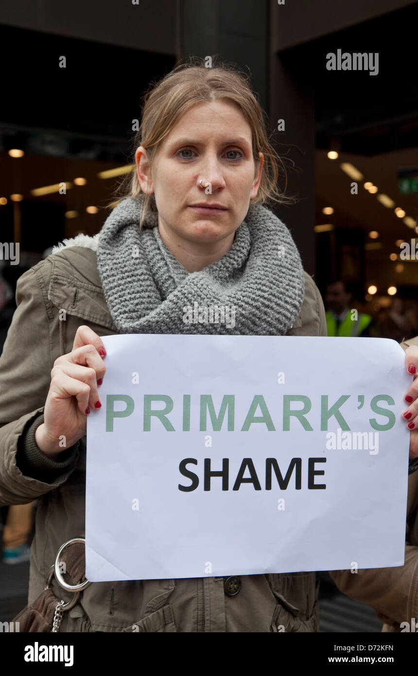 NGO-Krieg gegen wollen Offizier Laia Blanch in Kundgebung vor Primark-Filiale, Oxford St., London, nach der Tragödie der Fabrik in Bangladesch Stockfoto