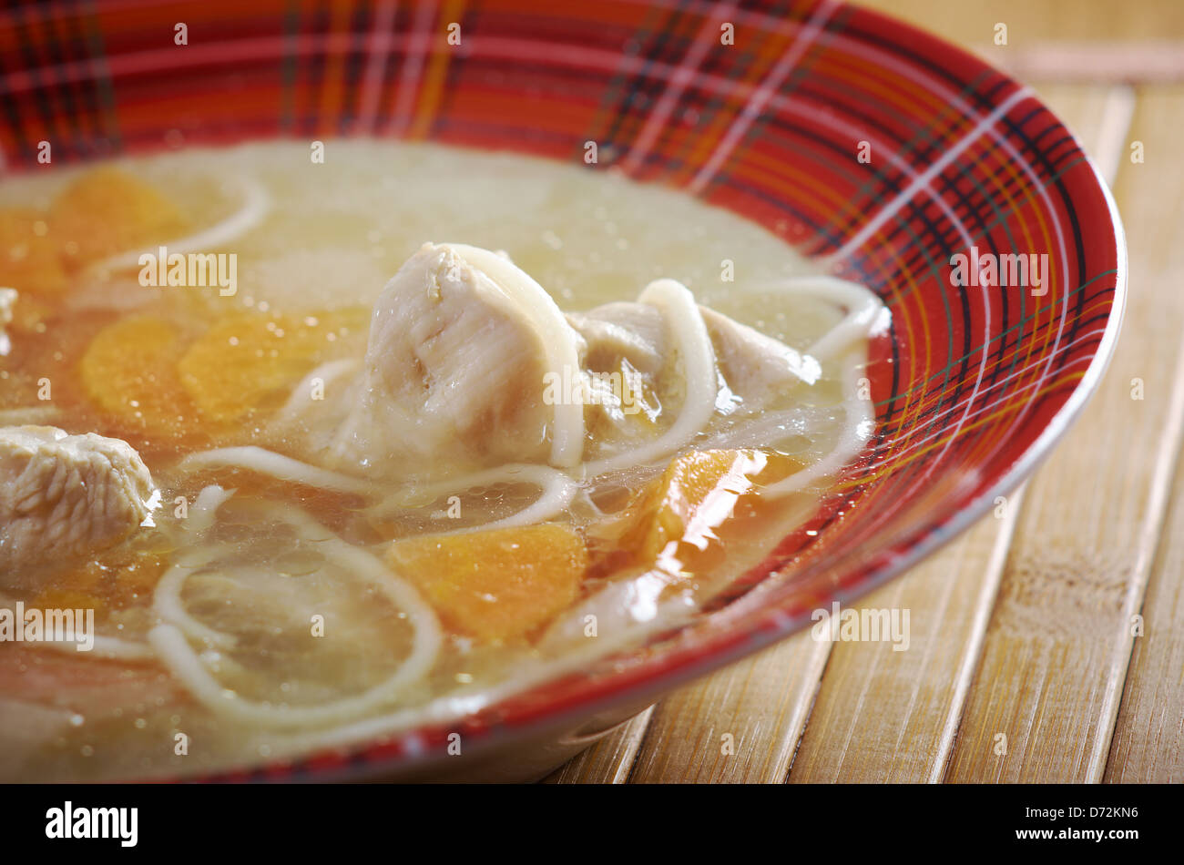 Hausgemachte Hühnersuppe mit Nudeln und Gemüse Stockfoto