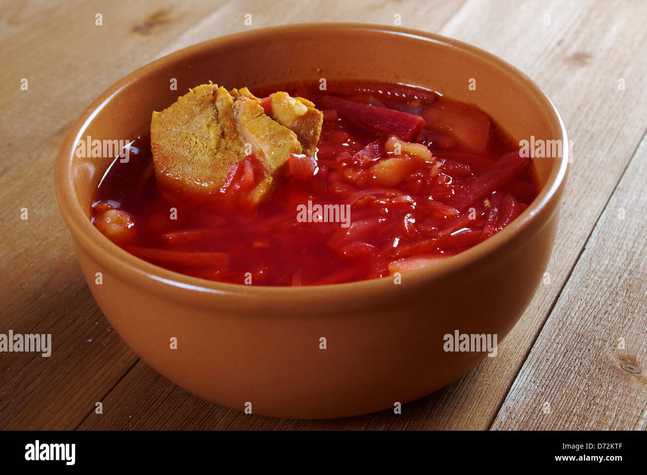 ukrainische und Russische Rote-Rüben-Suppe (Borschtsch) mit Knoblauch und saure Sahne Stockfoto