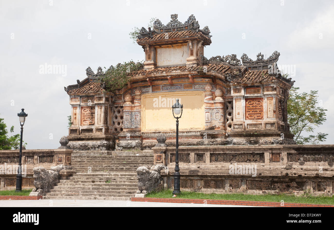 Hue, Vietnam antiken Tempel gegenüber der Zitadelle Stockfoto