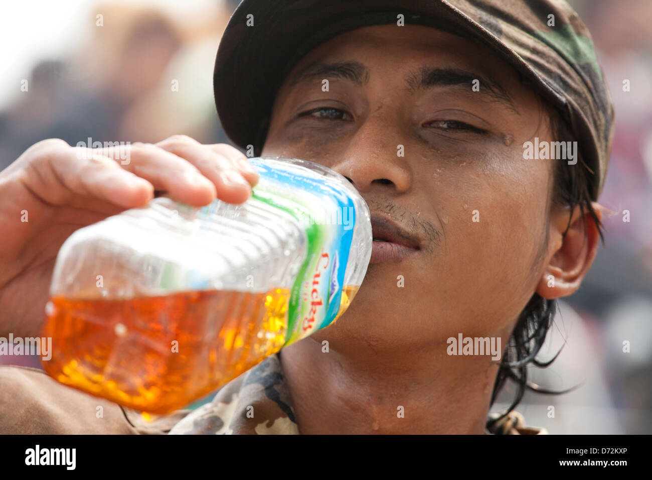 Ist, dass Tee oder etwas stärker in die Flasche. Nur weiß er sicher. Aber es gibt viel trinken bei Thingyan. Stockfoto