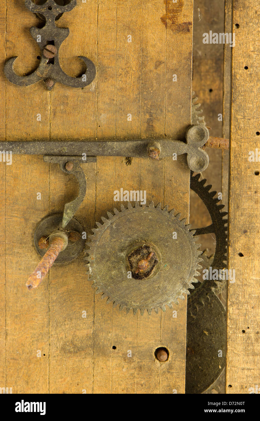 Closeup Retro-hölzerne Grunge Uhr Box und Mechanismus Zahnrad Rückstände. Stockfoto