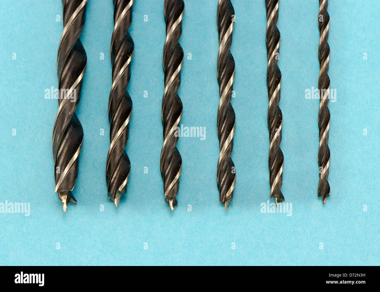 unterschiedlicher Größe Stahl Bohrer für Holz auf blauem Hintergrund. Stockfoto