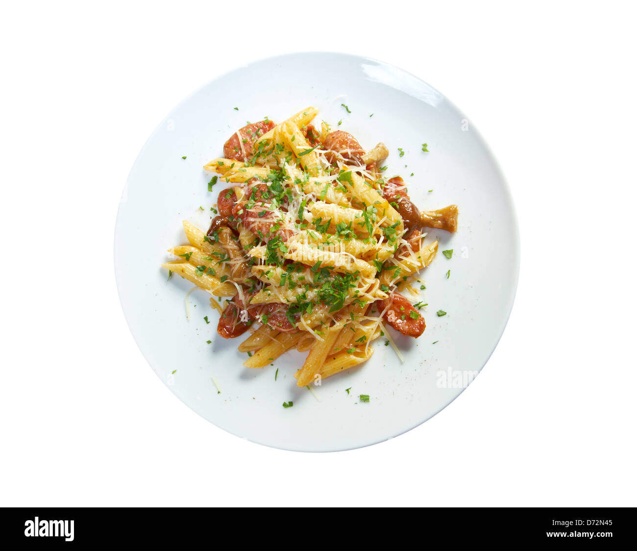 Italienische Penne Rigate Nudeln mit Wurst, untergehen Stockfoto