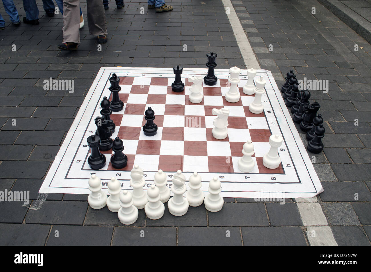 riesige Schachfiguren in Vilnius City Straßenevent Spiel Stockfoto