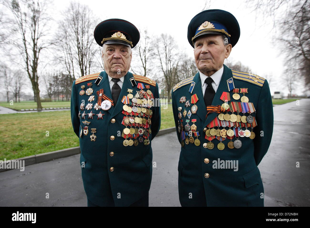 Braunsberg, Polen 27. April 2013 sowjetische Armee Veteranen des zweiten Weltkriegs besucht die größte in Europa Sowjetsoldaten Friedhof in Braunsberg anlässlich des 68. Jahrestag des Endes des zweiten Weltkriegs Gefallenen Rotarmisten Freunde würdigen. Bildnachweis: Michal Fludra/Alamy Live-Nachrichten Stockfoto