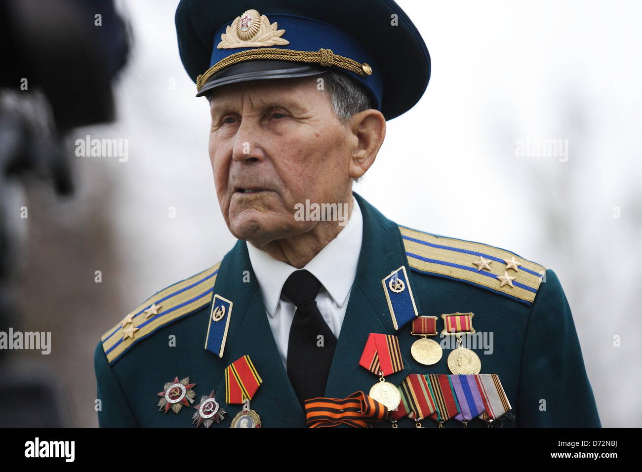 Braunsberg, Polen 27. April 2013 sowjetische Armee Veteranen des zweiten Weltkriegs besucht die größte in Europa Sowjetsoldaten Friedhof in Braunsberg anlässlich des 68. Jahrestag des Endes des zweiten Weltkriegs Gefallenen Rotarmisten Freunde würdigen. Bildnachweis: Michal Fludra/Alamy Live-Nachrichten Stockfoto