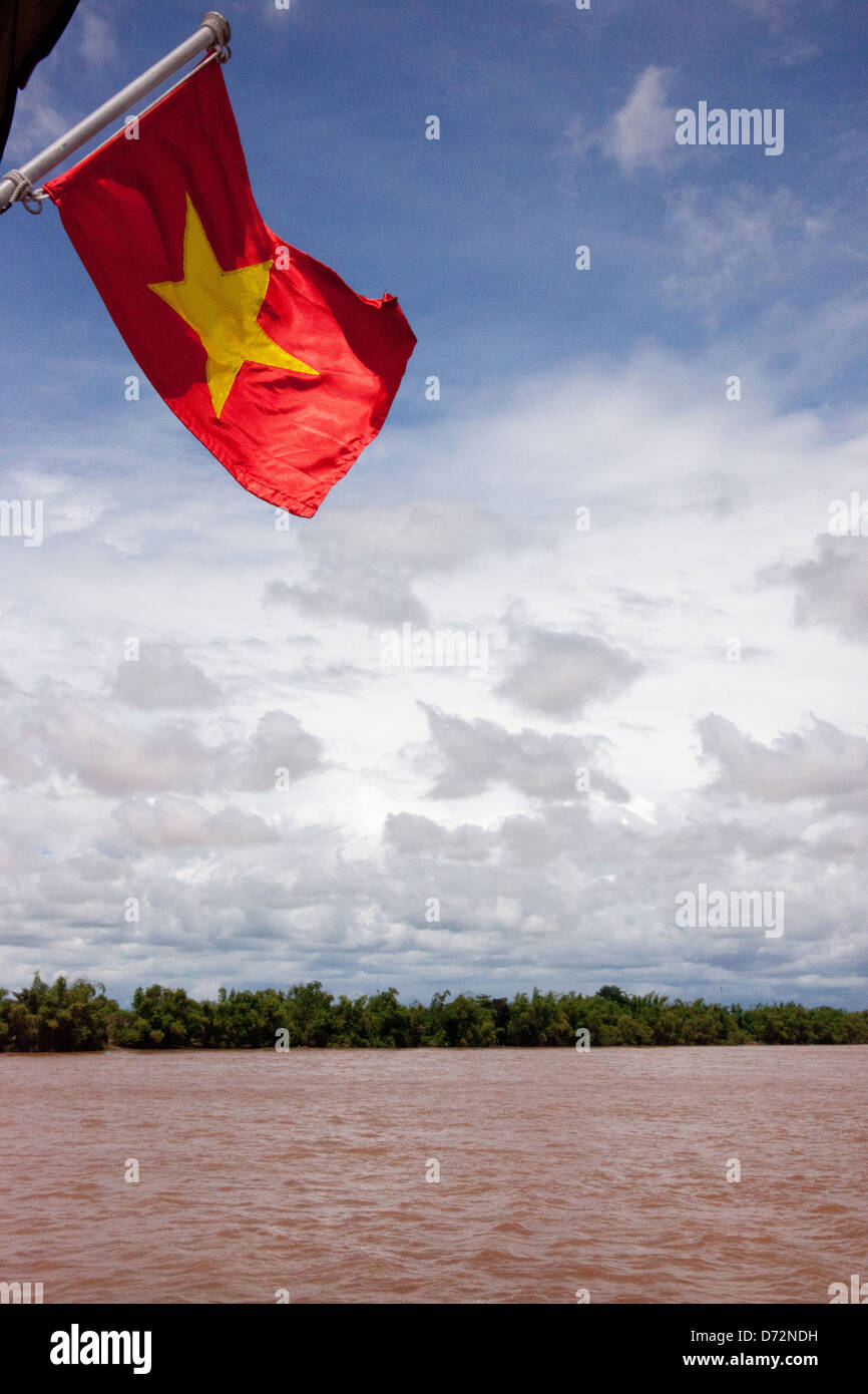 Phnom Penh, Kambodscha, Vietnam Flagge auf dem Mekong Stockfoto