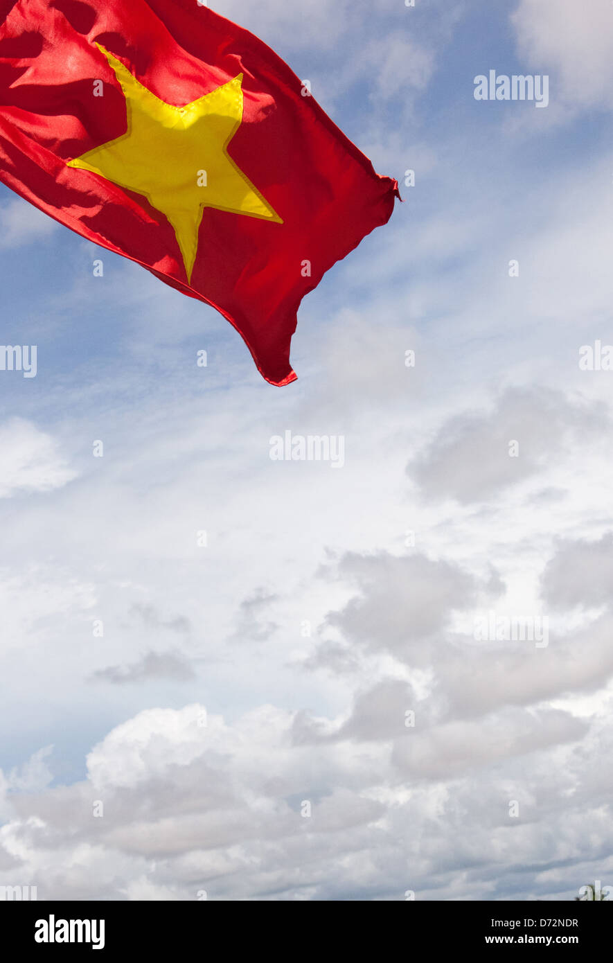 Phnom Penh, Kambodscha, Vietnam Flagge vor Wolkenhimmel Stockfoto