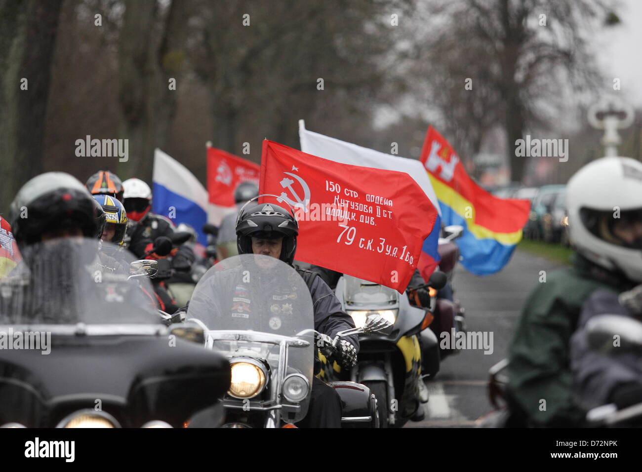 Braunsberg, Polen 27. April 2013 über 200 Biker nach Polen aus der Oblast Kaliningrad in Russland zur Teilnahme an der 68. Jahrestag des Ende des zweiten Weltkriegs auf dem Friedhof der sowjetischen Armee in Braunsberg kommen. Russischen Kaliningrad Oblast Gouverneur Nikolay Tsukanov nimmt an der Zeremonie teil. Bildnachweis: Michal Fludra/Alamy Live-Nachrichten Stockfoto