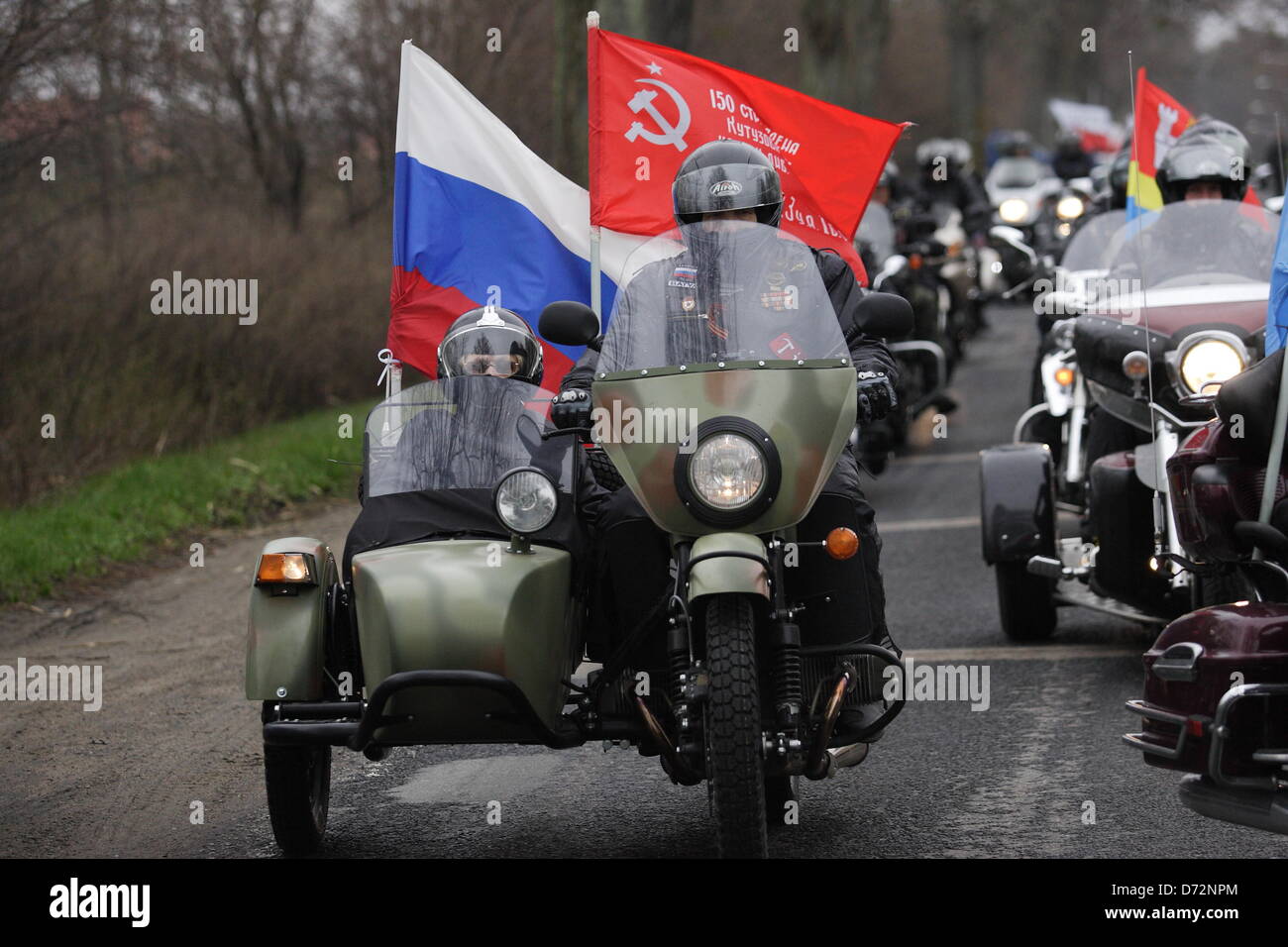 Braunsberg, Polen 27. April 2013 über 200 Biker nach Polen aus der Oblast Kaliningrad in Russland zur Teilnahme an der 68. Jahrestag des Ende des zweiten Weltkriegs auf dem Friedhof der sowjetischen Armee in Braunsberg kommen. Russischen Kaliningrad Oblast Gouverneur Nikolay Tsukanov nimmt an der Zeremonie teil. Bildnachweis: Michal Fludra/Alamy Live-Nachrichten Stockfoto