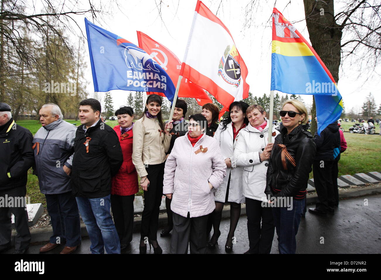 Braunsberg, Polen 27. April 2013 über 200 Biker nach Polen aus der Oblast Kaliningrad in Russland zur Teilnahme an der 68. Jahrestag des Ende des zweiten Weltkriegs auf dem Friedhof der sowjetischen Armee in Braunsberg kommen. Russischen Kaliningrad Oblast Gouverneur Nikolay Tsukanov nimmt an der Zeremonie teil. Bildnachweis: Michal Fludra/Alamy Live-Nachrichten Stockfoto