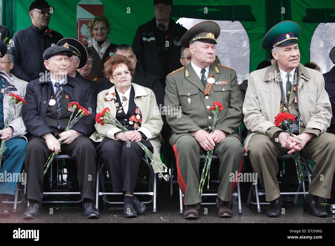 Braunsberg, Polen 27. April 2013 über 200 Biker nach Polen aus der Oblast Kaliningrad in Russland zur Teilnahme an der 68. Jahrestag des Ende des zweiten Weltkriegs auf dem Friedhof der sowjetischen Armee in Braunsberg kommen. Russischen Kaliningrad Oblast Gouverneur Nikolay Tsukanov nimmt an der Zeremonie teil. Bildnachweis: Michal Fludra/Alamy Live-Nachrichten Stockfoto