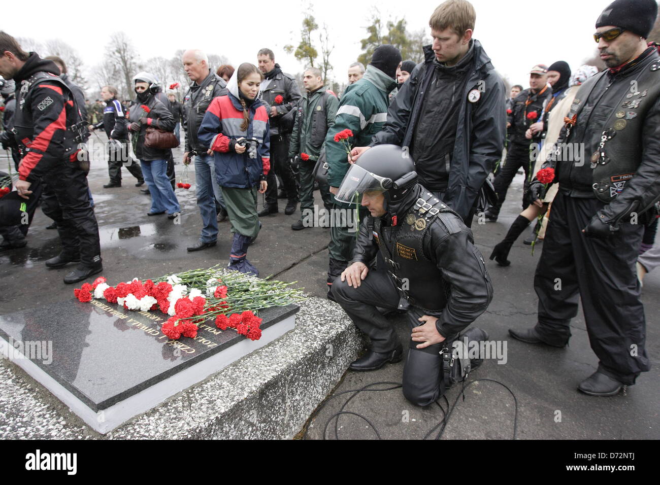 Braunsberg, Polen 27. April 2013 über 200 Biker nach Polen aus der Oblast Kaliningrad in Russland zur Teilnahme an der 68. Jahrestag des Ende des zweiten Weltkriegs auf dem Friedhof der sowjetischen Armee in Braunsberg kommen. Russischen Kaliningrad Oblast Gouverneur Nikolay Tsukanov nimmt an der Zeremonie teil. Bildnachweis: Michal Fludra/Alamy Live-Nachrichten Stockfoto