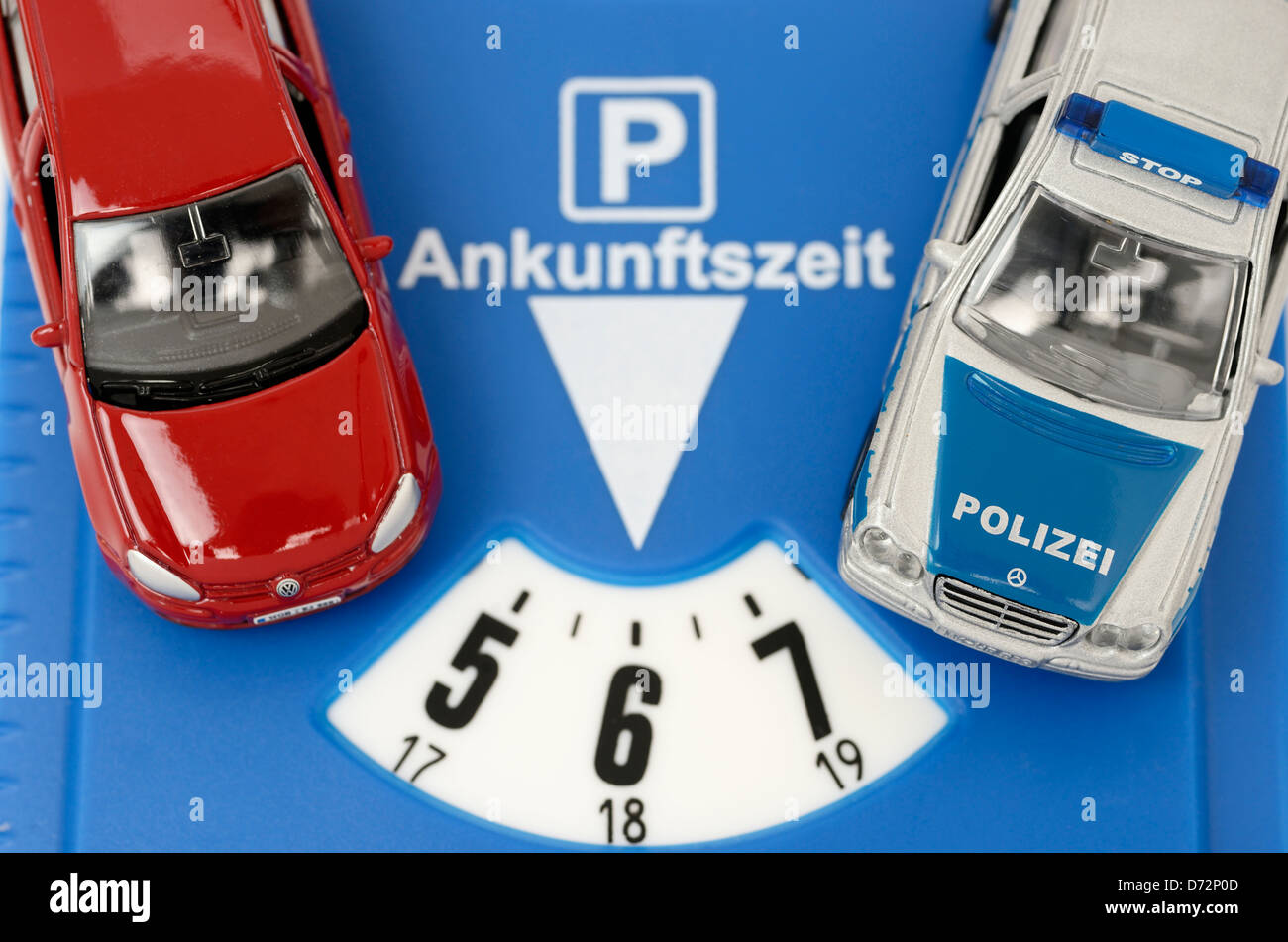 Miniatur-Autos und Parkscheibe, höhere Strafen für Falschparker Stockfoto
