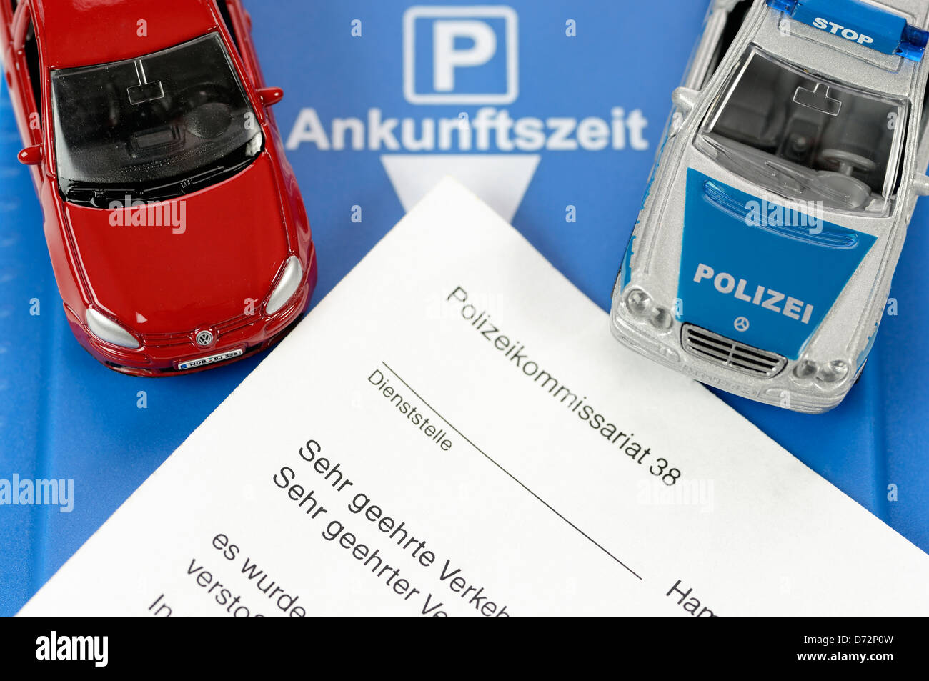 Miniatur-Autos, Tickets und Parkscheibe, höhere Strafen für Falschparker Stockfoto