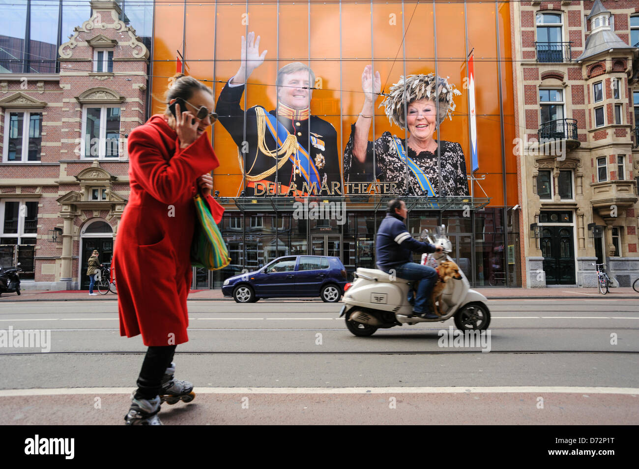 Niederlande, Amsterdam, 27 April 2013.A junge Frau auf Rollschuhen vergeht Porträts von Königin Beatrix der Niederlande und ihr Sohn, Kronprinz Willem-Alexander, vor einem Theater in Amsterdam, Samstag, 27. April 2013 angezeigt. Der Niederlanden bereitet Koninginnedag am 30. April, die auch der Abdankung von Königin Beatrix und die Einsetzung der ihr ältester Sohn Willem-Alexander kennzeichnen wird. Alamy Live-Nachrichten Stockfoto