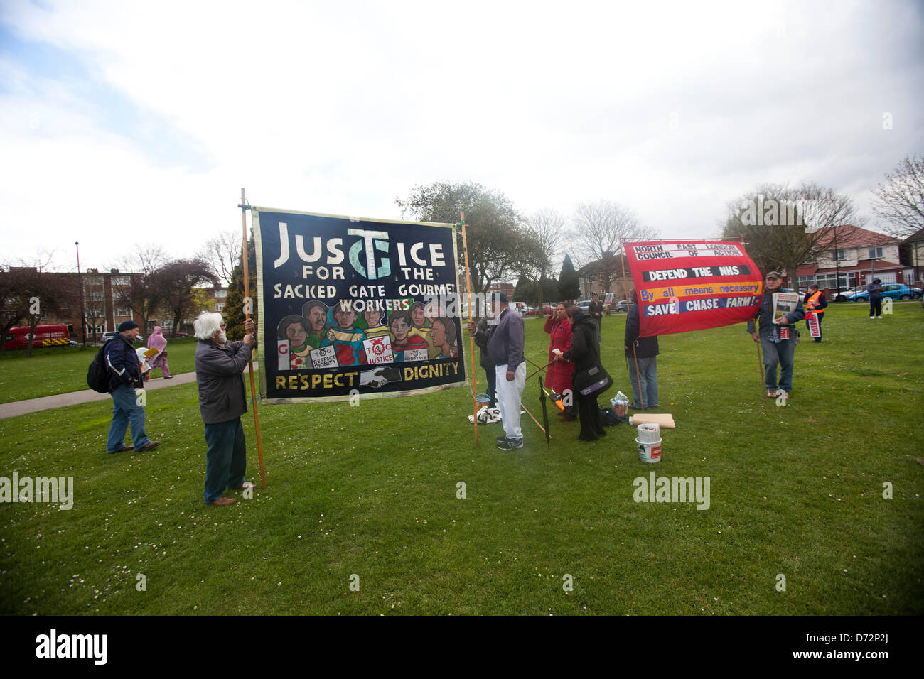 London, UK. 27. April 2013. Hunderte von Menschen marschierten in Westlondon aus Protest gegen die Schließung des A&E Abteilungen an Charing Kreuz, Hammersmith, Central Middlesex und Ealing Hospitals.Credit:Sebastian Remme/Alamy Live News Stockfoto