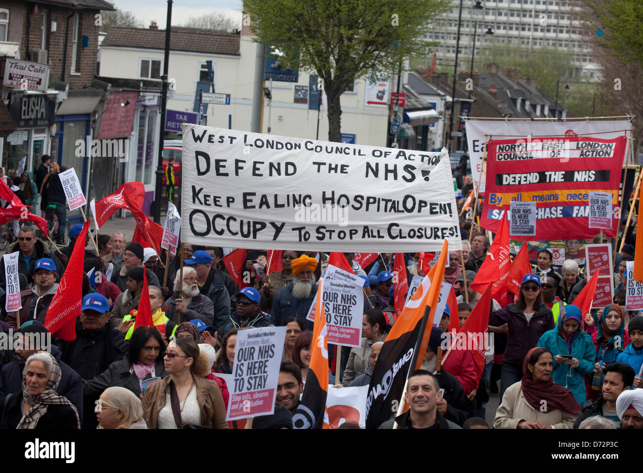 London, UK. 27. April 2013. Hunderte von Menschen marschierten in Westlondon aus Protest gegen die Schließung des A&E Abteilungen an Charing Kreuz, Hammersmith, Central Middlesex und Ealing Hospitals.Credit:Sebastian Remme/Alamy Live News Stockfoto