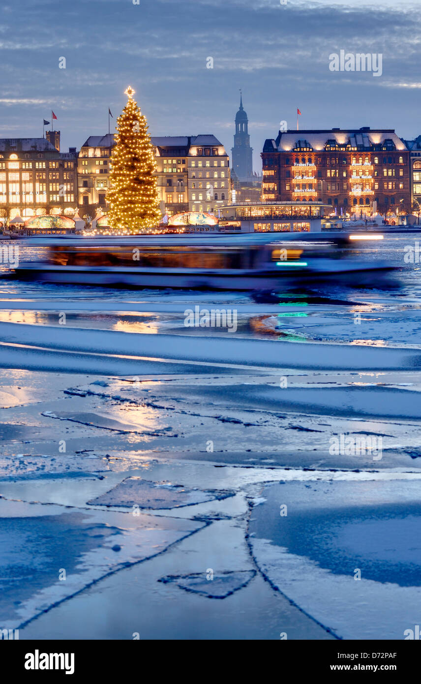 Die Binnenalster mit Weihnachten Tanne und Jungfernstieg in Hamburg, Deutschland, Europa Stockfoto