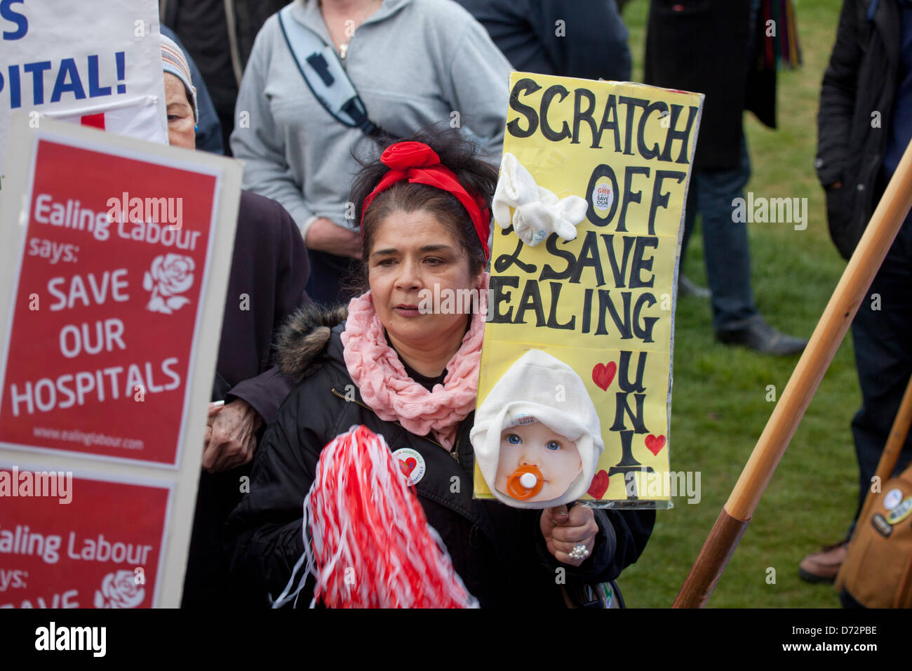London, UK. 27. April 2013. Hunderte von Menschen marschierten in Westlondon aus Protest gegen die Schließung des A&E Abteilungen an Charing Kreuz, Hammersmith, Central Middlesex und Ealing Hospitals.Credit:Sebastian Remme/Alamy Live News Stockfoto