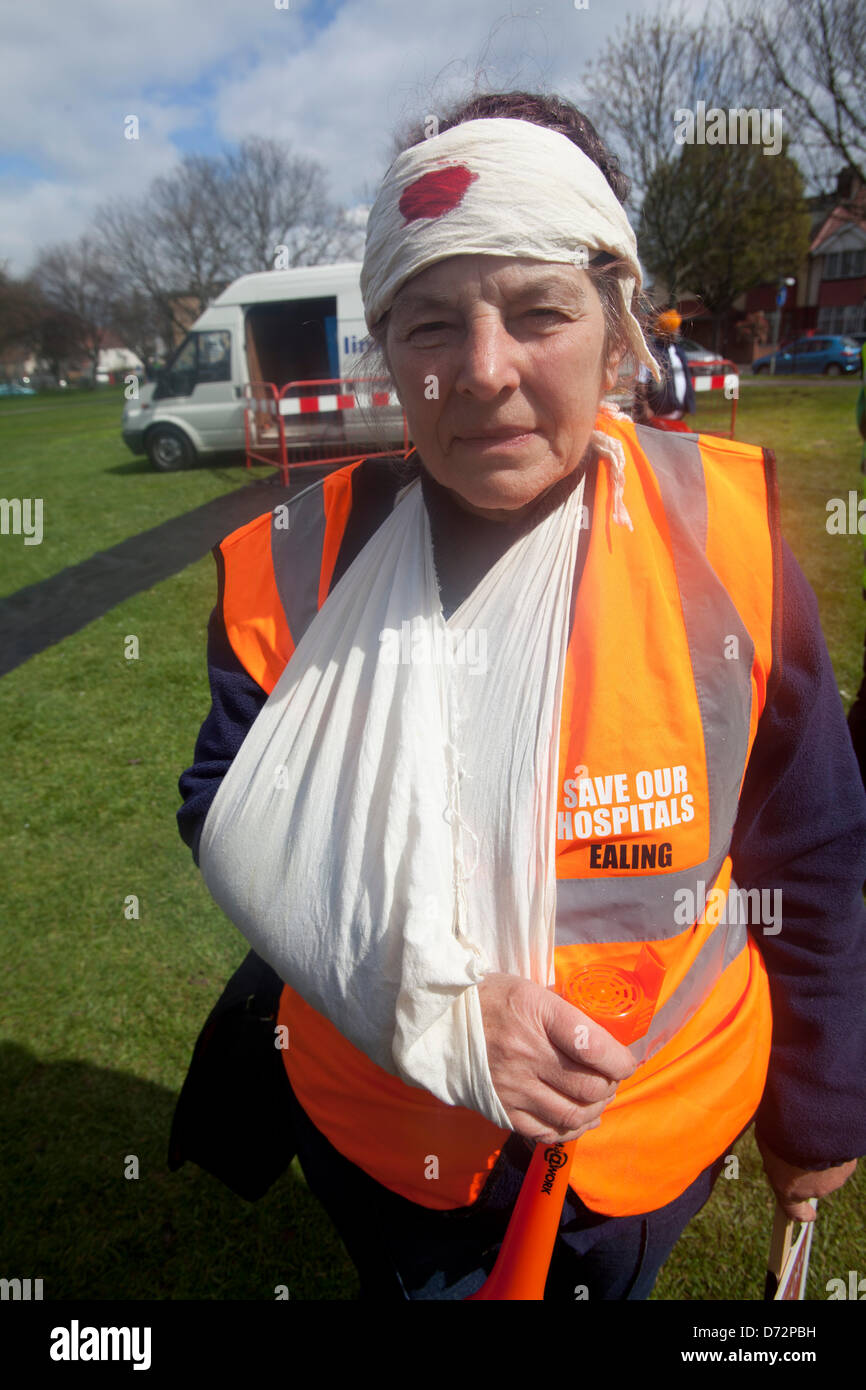 London, UK. 27. April 2013. Hunderte von Menschen marschierten in Westlondon aus Protest gegen die Schließung des A&E Abteilungen an Charing Kreuz, Hammersmith, Central Middlesex und Ealing Hospitals.Credit:Sebastian Remme/Alamy Live News Stockfoto