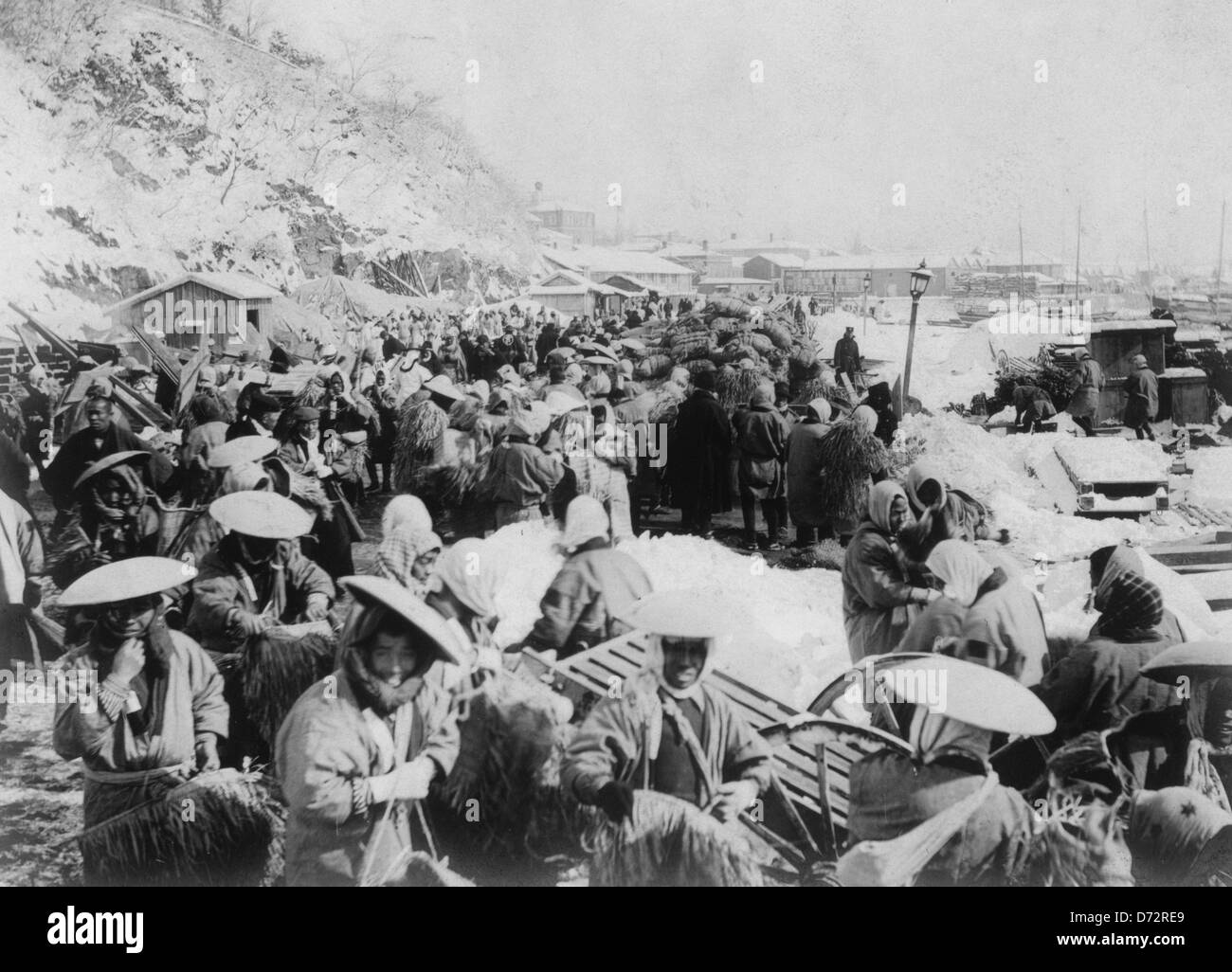 Japanische und koreanische Kulis entfernen Lieferungen vom Wharf Chemulpo, Korea während der Russo-japanischer Krieg, 1904 Stockfoto
