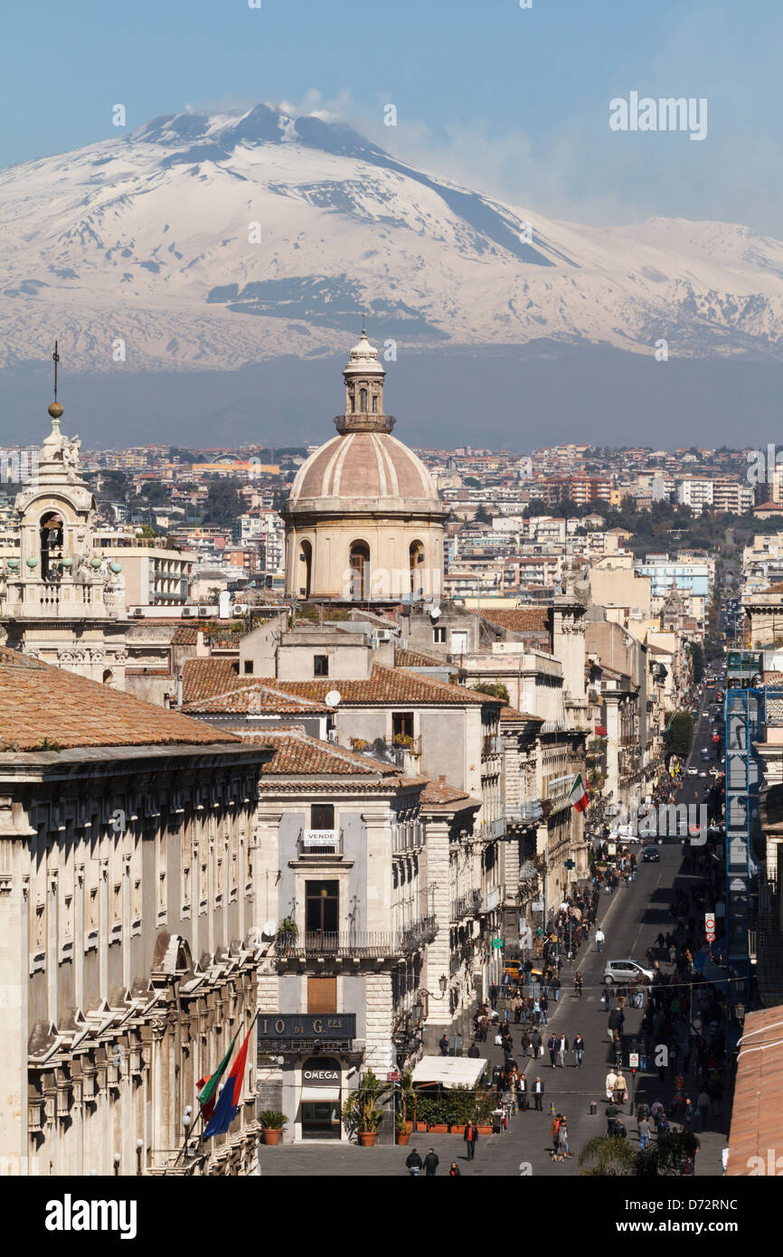 Catania, der zentralen "Via Etnea" Straße mit Schnee bedeckt Vulkan Ätna, Sizilien, Italien Stockfoto