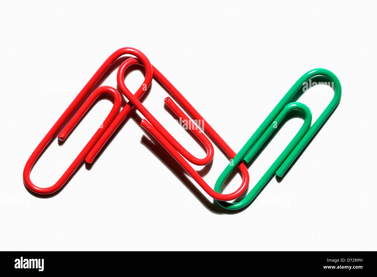 Zwei rote und eine grüne Heftklammer, symbolische Foto rot-rot-grüne Koalition Stockfoto