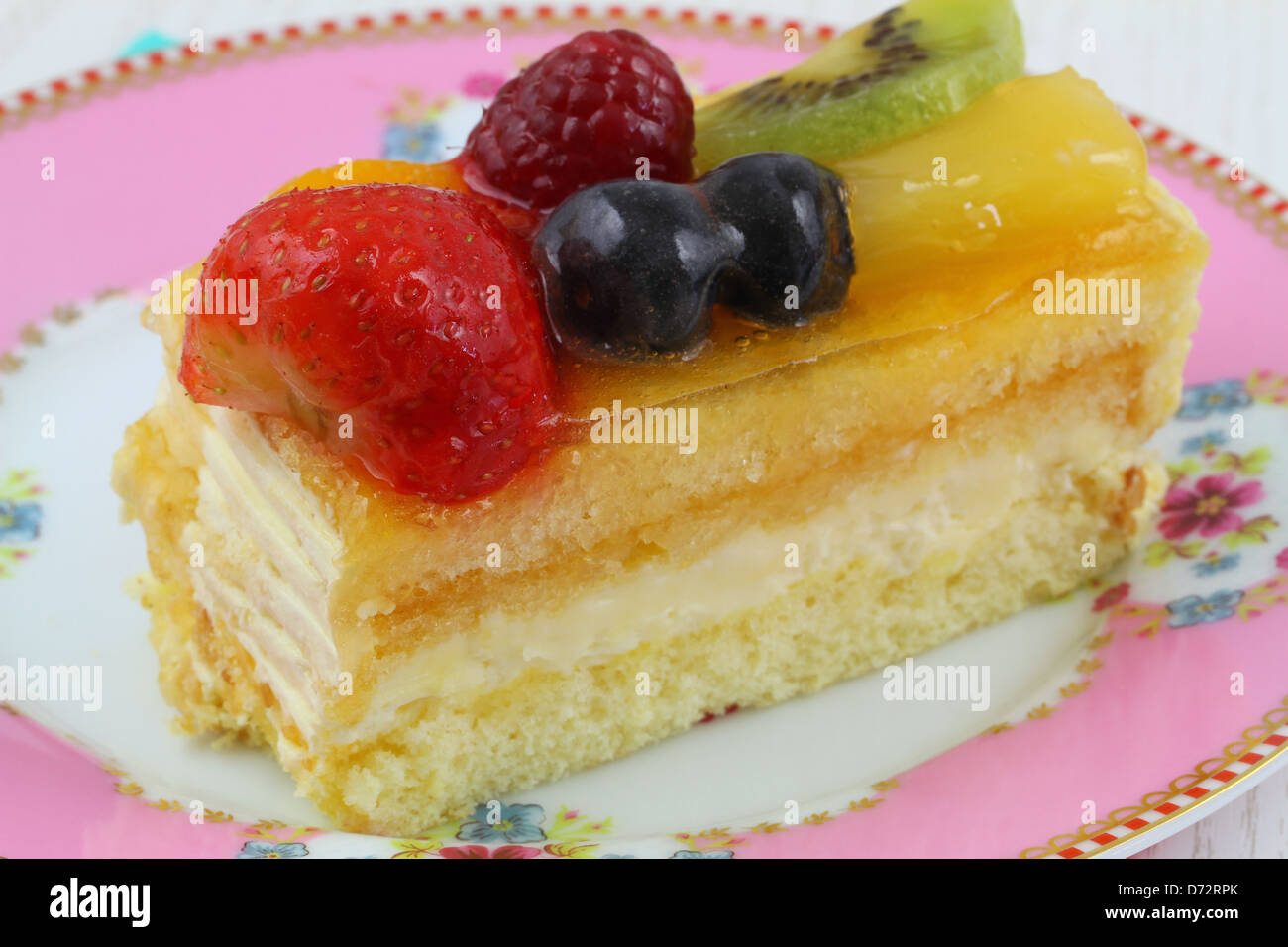 Luxus-Creme Kuchen mit frischen Früchten Stockfoto