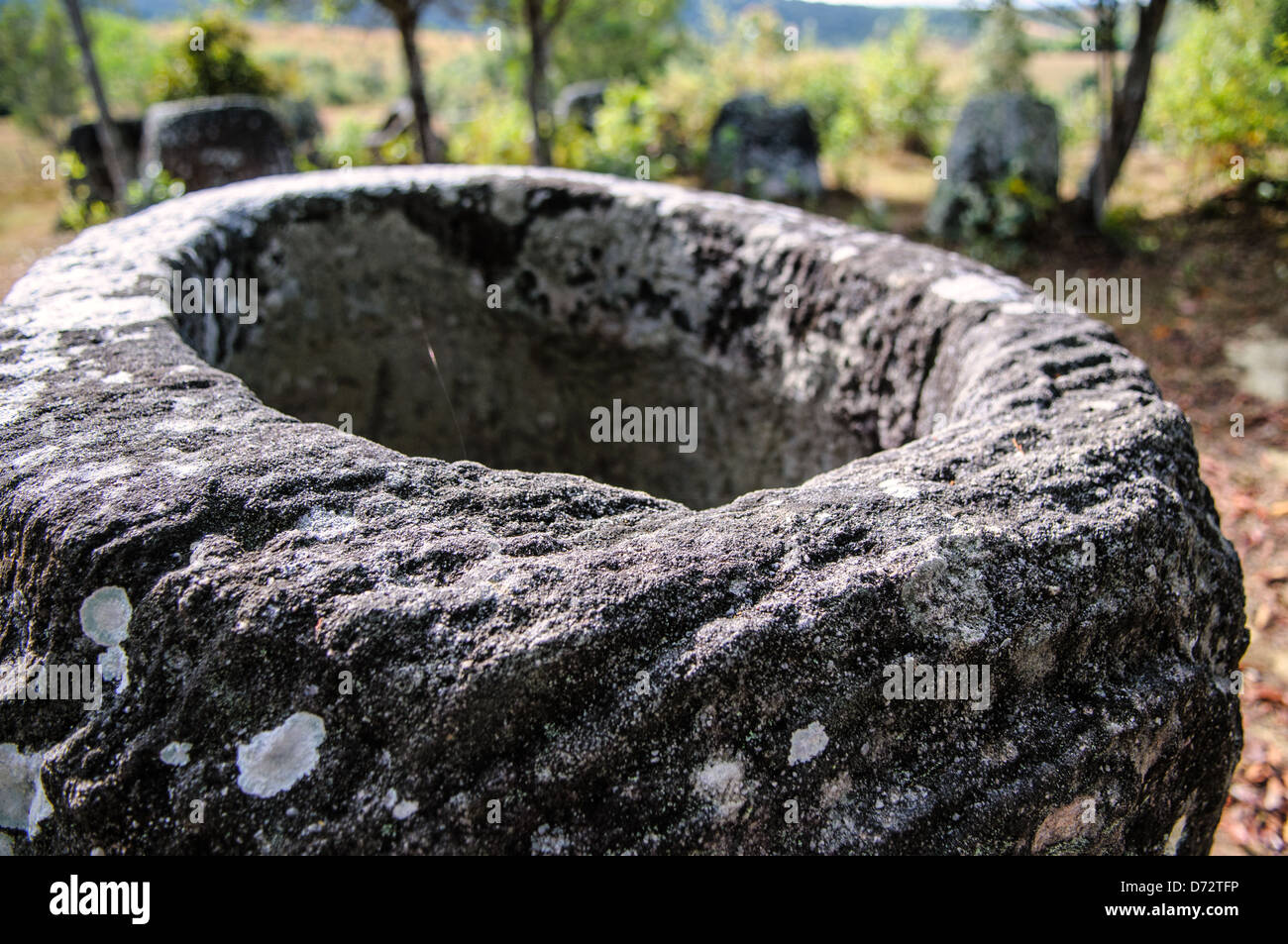 PROVINZ XIENG KHOUANG, Laos — die Spitze eines Steinkessels an Standort 3 der Ebene der Krüge in Nord-Zentral-Laos. Über das Alter und den Zweck der Tausenden von Steinkrügen in der Region ist noch viel unbekannt. Die meisten Berichte datieren sie auf mindestens ein paar tausend Jahre, und es wurden Theorien aufgestellt, dass sie für Begräbnisrituale verwendet wurden. Stockfoto