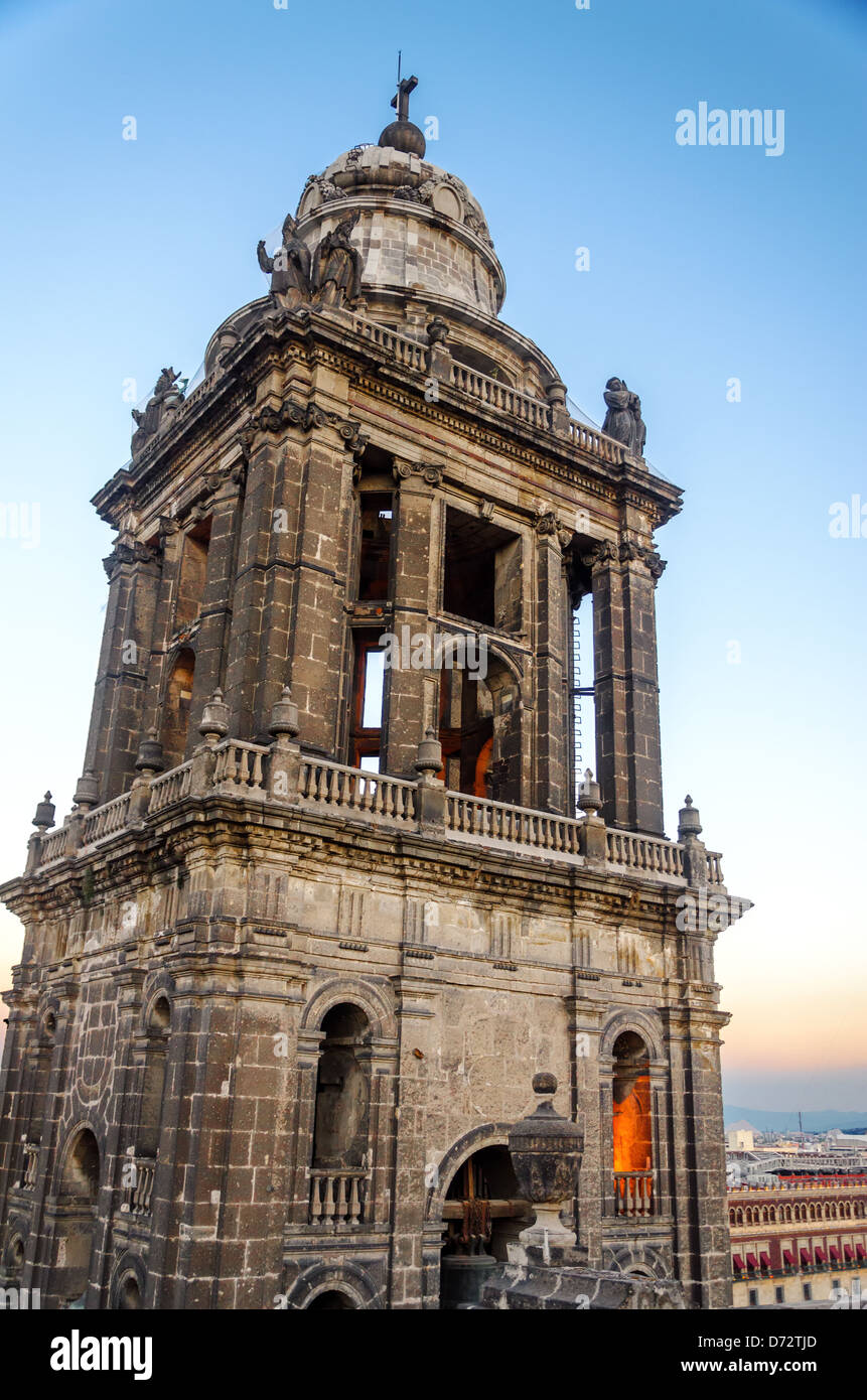Glockenturm der Kathedrale in Mexiko-Stadt am Abend Stockfoto